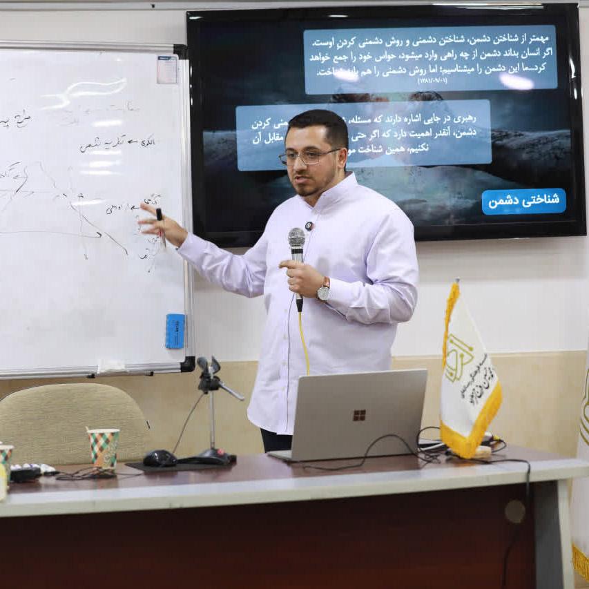 دکتر شب‌بویی: غفلت از دشمن